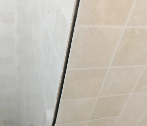 滨城瓷砖空鼓维修公司分享阳台瓷砖脱落的修复过程可以分为以下几个步骤