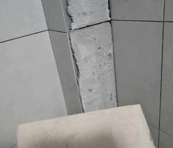 滨城瓷砖空鼓维修公司分享下厨房瓷砖脱落的补救措施。